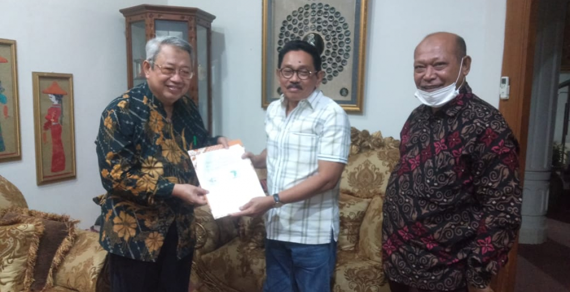Rektor ITK Avicenna dr. H. Marzuki Hanafi Bantayan, MD, M.Si(pertama dari kiri) bersama Bupati Buton Utara Drs. Muh. Ridwan Zakariah, M.Si (kedua dari kiri) menunjukan MOU yang telah ditandatangani yang di saksikan Ketua LPMI ITK Avicenna Dr. La Ode Taalami, M.Hum(ketiga dari kiri)